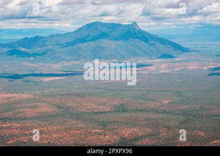 Malerischer Blick auf den Mount Longido am Himmel an einem sonnigen Tag im ländlichen Tansania Stockfoto