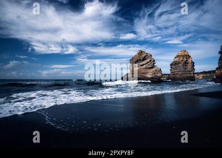 Der schwarze Ciraccio-Strand mit den vom Wind geformten Felsformationen an der Nordwestküste der Insel Procida im Golf von Neapel Stockfoto