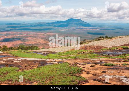 Malerischer Blick auf den Mount Longido am Himmel an einem sonnigen Tag im ländlichen Tansania Stockfoto