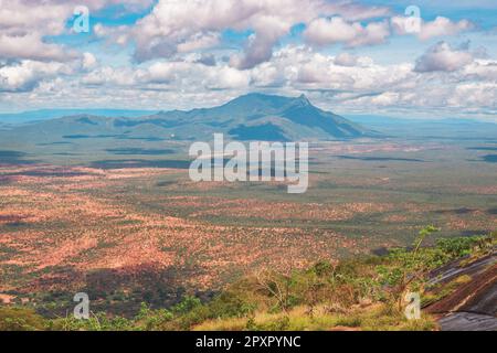 Malerischer Blick auf den Mount Longido am Himmel an einem sonnigen Tag im ländlichen Tansania Stockfoto