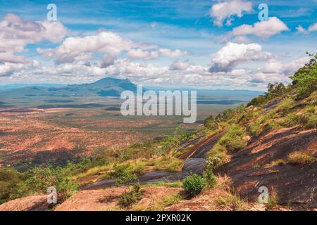 Malerischer Blick auf den Mount Longido am Himmel an einem sonnigen Tag im ländlichen Tansania Stockfoto