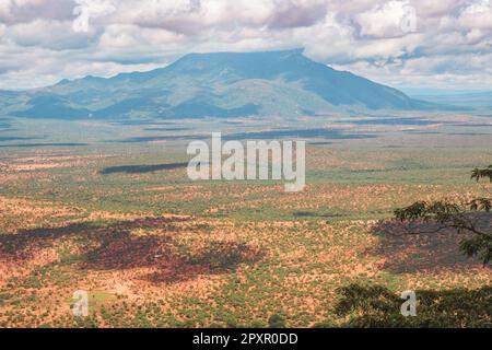 Malerischer Blick auf den Mount Longido am Himmel an einem sonnigen Tag im ländlichen Tansania Stockfoto