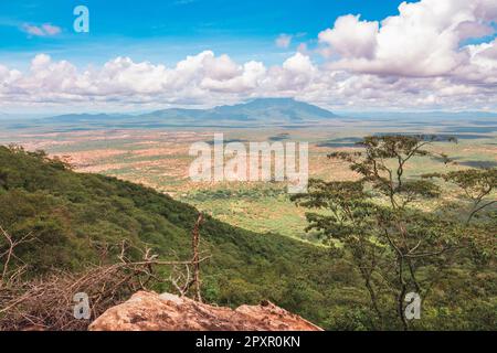 Malerischer Blick auf den Mount Longido am Himmel an einem sonnigen Tag im ländlichen Tansania Stockfoto