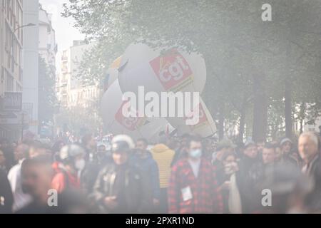 Paris, Frankreich. 01. Mai 2023. Demonstranten marschieren während der Labor Day Rallye. Der Tag der Arbeit in Frankreich war geprägt von Hunderten von Verhaftungen sowie von mehreren Polizisten und Demonstranten, die während der Zusammenstöße verletzt wurden. In Paris stand ein friedlicher und festlicher marsch im Gegensatz zu einem radikaleren, wo gewalttätige Zusammenstöße stattfanden. Beide fuhren vom Place de Republique zum Place de la Nation. Die Demonstranten bleiben im Kampf gegen das neue Buchengesetz, das das Alter erhöhen soll, fest. Kredit: SOPA Images Limited/Alamy Live News Stockfoto