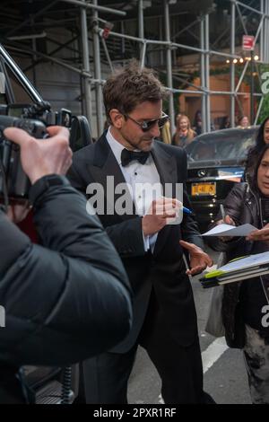 New York, Usa. 01. Mai 2023. NEW YORK, NEW YORK - 01. MAI: Bradley Cooper verlässt das Pierre Hotel um 2023 Uhr Met Gala am 01. Mai 2023 in New York City. Kredit: SOPA Images Limited/Alamy Live News Stockfoto