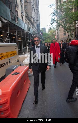 New York, Usa. 01. Mai 2023. NEW YORK, NEW YORK - 01. MAI: Bradley Cooper verlässt das Pierre Hotel um 2023 Uhr Met Gala am 01. Mai 2023 in New York City. Kredit: SOPA Images Limited/Alamy Live News Stockfoto