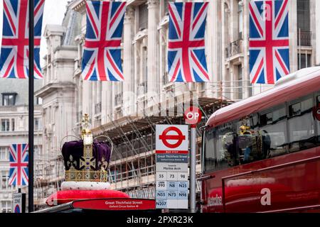 Noch fünf Tage vor der Krönung von König Karl III., nach dem Tod von Königin Elizabeth im letzten Jahr, wurde eine große Krone auf dem Dach einer Bushaltestelle auf der Oxford Street, am 2. Mai 2023, in London, England, platziert. Stockfoto