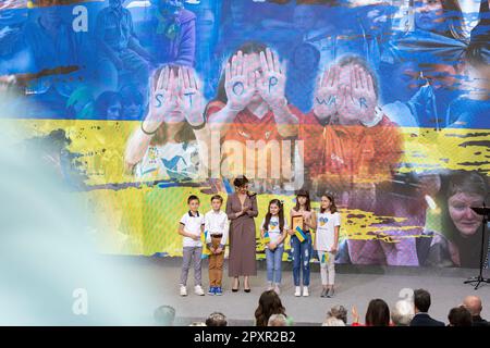 Ukrainische Kinder bei einer Veranstaltung in der Gemeinschaft Madrid in Spanien, die ein Ende des Krieges in der Ukraine forderten. Stoppt Den Krieg. MADRID, SPANIEN - 2. MAI 2023. Stockfoto