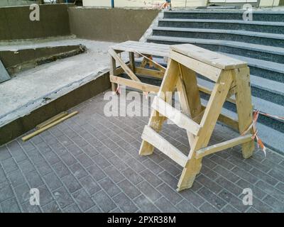 Kaputte Treppen müssen repariert werden. Ein zu Hause beschädigter Treppenaufgang im Freien. Stockfoto