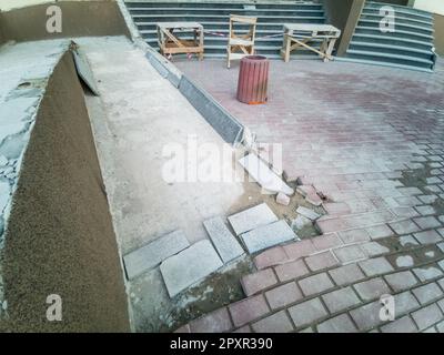 Kaputte Treppen müssen repariert werden. Ein zu Hause beschädigter Treppenaufgang im Freien. Stockfoto