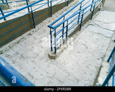 Kaputte Treppen müssen repariert werden. Ein zu Hause beschädigter Treppenaufgang im Freien. Stockfoto