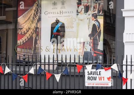 Fünf Tage vor der Krönung von König Karl III., nach dem Tod von Königin Elizabeth im letzten Jahr, wird eine Uniform, die der damalige Prinz von Wales bei seiner Amtseinführung trug, am 2. Mai 2023 in der Savile Row in London, England, im Fenster von Gieves & Hawkes ausgestellt. Gieves & Hawkes wurde 1711 gegründet und ist ein maßgeschneiderter Herrenschneider und Herrenbekleidung-Einzelhändler in der Savile Row 1. Stockfoto
