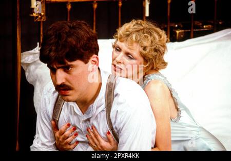 Alfred Molina (Alfredo), Morag Hood (Julia) in Ein WENIG WIE ERTRINKEN von Anthony Minghella im Hampstead Theatre, London NW3 26/07/1984 Set Design: Tanya McCallin Kostüme: Sheelagh Killeen Beleuchtung: Mick Hughes Regisseur: John Dove Stockfoto