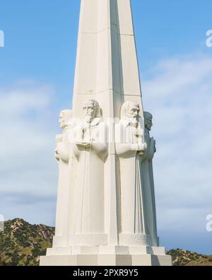 Astronomers Monument am Griffith Observatory in Los Angeles, Kalifornien, USA. Sechs der größten Astronomen. Kepler und Galileo Galilei vor uns. Stockfoto