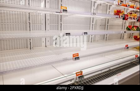 Rotterdam, Niederlande. 02. Mai 2023. ROTTERDAM - Leere Regale in einer Albert-Heijn-Filiale. Die Regale in einer Reihe von Albert Heijn-Geschäften werden immer leerer, da die Mitarbeiter des Vertriebszentrums weiterhin streiken. ANP ROBIN UTRECHT netherlands Out - belgium Out Credit: ANP/Alamy Live News Stockfoto