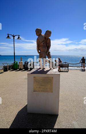 Statue von zwei Jungen, die kämpfen, Playa Blanca, Lanzarote, Kanarische Inseln, Spanien. Lucha Canaria - traditionelles kanarisches Ringen. Stockfoto