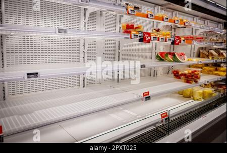 Rotterdam, Niederlande. 02. Mai 2023. ROTTERDAM - Leere Regale in einer Albert-Heijn-Filiale. Die Regale in einer Reihe von Albert Heijn-Geschäften werden immer leerer, da die Mitarbeiter des Vertriebszentrums weiterhin streiken. ANP ROBIN UTRECHT netherlands Out - belgium Out Credit: ANP/Alamy Live News Stockfoto