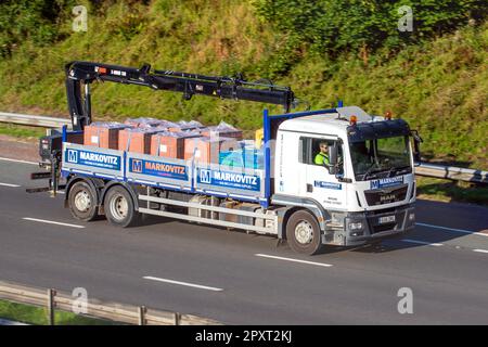 M Markovitz Ltd. Civils, Builders and Plumbers Merchant; Builders liefert 2015 MAN TG-M Flachbettlaster Stockfoto