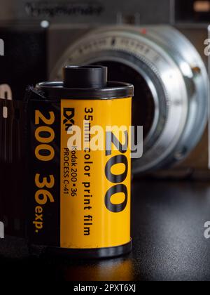Eine Rolle goldener Kodak 35mm-Film, die klassische nicht digitale Art, Fotos mit einem Negativ zu verarbeiten. Stockfoto