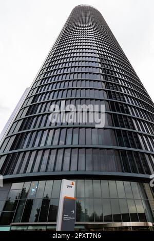 Der Torre PwC, ehemals Torre Sacyr Vallehermoso, ist ein 52-stöckiger, 236 Meter hoher Wolkenkratzer, der 2008 fertiggestellt wurde und sich in Madrid befindet. Spanien und Design b Stockfoto