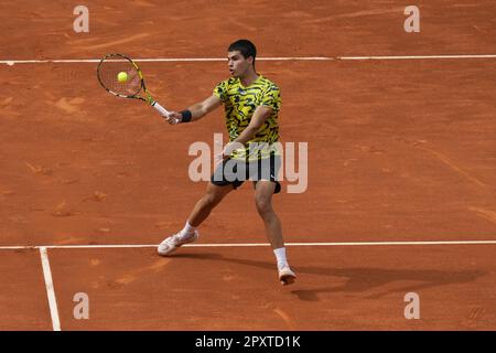 Madrid, Spanien. 02. Mai 2023. Carlos Alcaraz aus Spanien gibt Alexander Zverev aus Deutschland am 7. Tag der Mutua Madrid Open im Caja Magica-Stadion in Madrid, Spanien, einen Schuss zurück, und zwar am Dienstag, den 2. Mai, 2023. Foto: Paul Hanna/UPI Credit: UPI/Alamy Live News Stockfoto