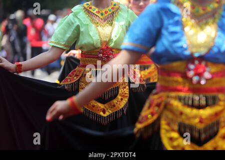 Die Attraktion von Tänzern in traditionellen javanischen mit schönen Blumenschmuck in Ost-Java gekleidet Stockfoto