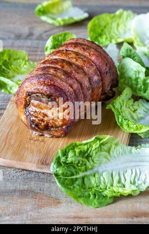 Langsam geröstetes Schweinefleisch auf dem Schneidebrett Stockfoto