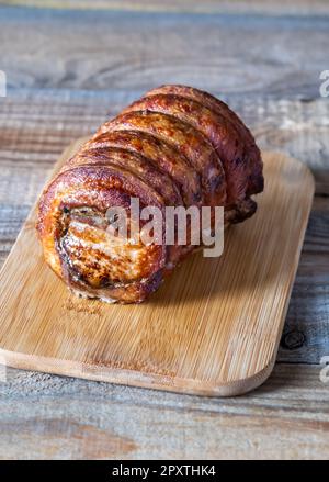 Langsam geröstetes Schweinefleisch auf dem Schneidebrett Stockfoto