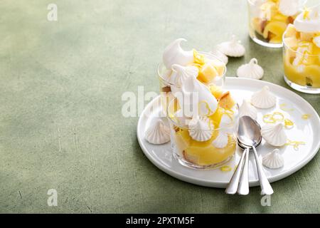 Zitronen-Baiser und Pfannkuchen in einem Glas, eine eigenständige Dessertidee Stockfoto