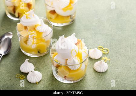 Zitronen-Baiser und Pfannkuchen in einem Glas, eine eigenständige Dessertidee Stockfoto