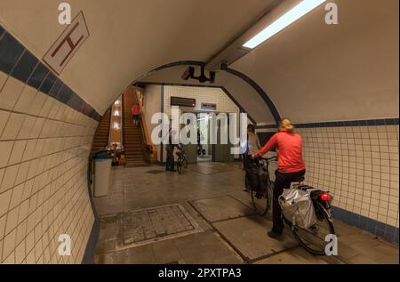 St Anna Tunnel, Sint-Annatunnel ein Fahrrad- und Fußgängertunnel unter der Schelde, Antwerpen, wurde 1933 eröffnet Stockfoto