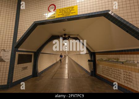 St Anna Tunnel, Sint-Annatunnel ein Fahrrad- und Fußgängertunnel unter der Schelde, Antwerpen, wurde 1933 eröffnet Stockfoto