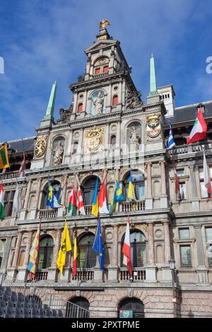 stadhuis, historisches Rathaus im Renaissance-Stil, aus dem 16. Jahrhundert mit Flaggen in Grote Markt, Altstadt, Antwerpen, UNESCO-Weltkulturerbe. Stockfoto