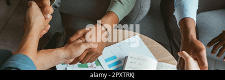 Nahaufnahme von Geschäftsleuten Hand schütteln nach Abschluss des Abkommens Stockfoto