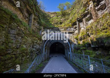 Der Eingang zum Headstone Tunnel auf dem Monsal Trail, Peak District National Park, Derbyshire, England Stockfoto