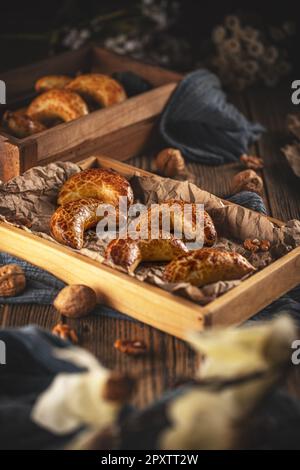 Stillleben von Bratislava Halbmond, traditionelles süßes Gebäck aus Bratislava, Slowakei Stockfoto