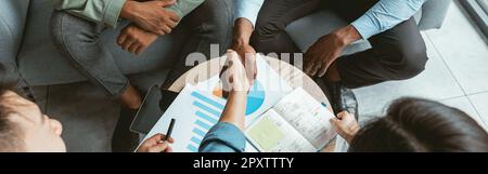 Nahaufnahme von Geschäftsleuten Hand schütteln nach Abschluss des Abkommens Stockfoto