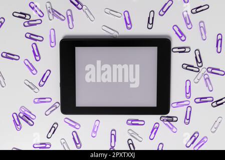 Tablet-Bildschirm mit wichtigen Ideen und lila Büroklammern auf dem Schreibtisch Stockfoto