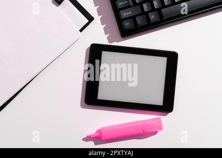 Tablet-Bildschirm Mit Wichtigen Ideen Und Notizen Auf Dem Schreibtisch Stockfoto