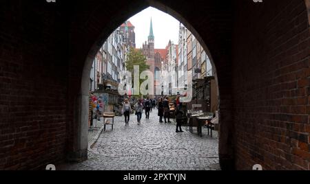 Menschen gehen durch die Straßen der Altstadt von Danzig. Stockfoto