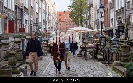 Menschen gehen durch die Straßen der Altstadt von Danzig. Stockfoto