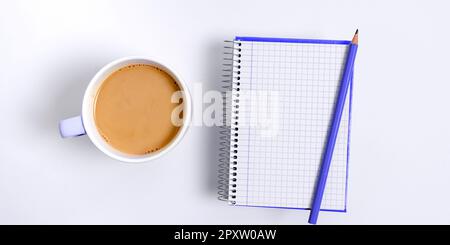 Kaffeetasse steht auf dem Schreibtisch. Wichtige Informationen auf Papier. Stockfoto