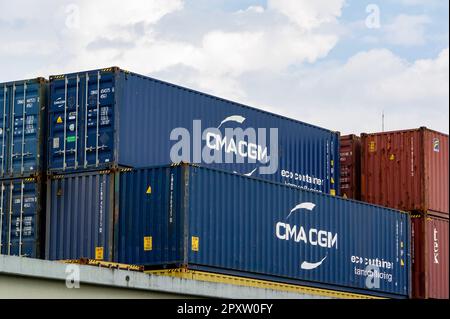 SENOV, TSCHECHISCHE REPUBLIK - 8. SEPTEMBER 2022: CMA CGM eco Container mit Bambusboden im Frachtterminal Stockfoto