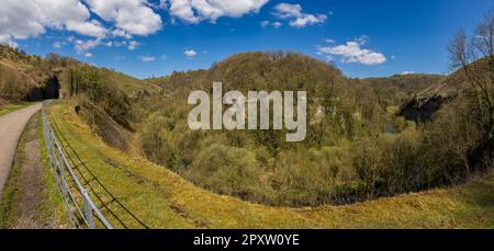 Annäherung an den Litton Tunnel auf dem Monsal Trail in Cressbrook mit dem Fluss Wye darunter, Derbyshire, England Stockfoto