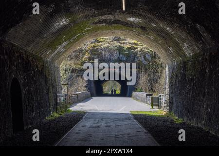 Im Chee Tor No 1 Tunnel Richtung No 2 Tunnel auf dem Monsal Trail, Peak District National Park, Derbyshire, England Stockfoto