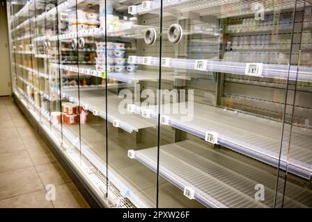 Rotterdam, Niederlande. 02. Mai 2023. ROTTERDAM - Leere Regale in einer Albert-Heijn-Filiale. Die Regale in einer Reihe von Albert Heijn-Geschäften werden immer leerer, da die Mitarbeiter des Vertriebszentrums weiterhin streiken. ANP ROBIN UTRECHT netherlands Out - belgium Out Credit: ANP/Alamy Live News Stockfoto