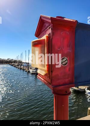 Ein roter Notfall-Kasten am Hafen in San Francisco Stockfoto