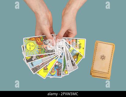 Lodz Poland April 15 2023 Tarotkarten in Fächerform in der Hand, Taro-Deck. Stockfoto