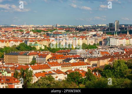 Panoramablick auf die Prager Stadtteile Mala Strana und Nove Mesto vom Petrin-Hügel Stockfoto