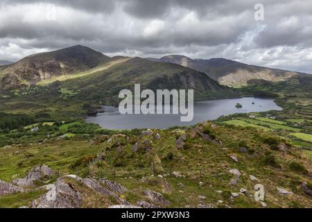 Blick vom Healy Pass über die Caha Mountains und die Beara Peninsula R574 Road mit Glanmore Lake an der County Kerry County Cork Grenze Stockfoto